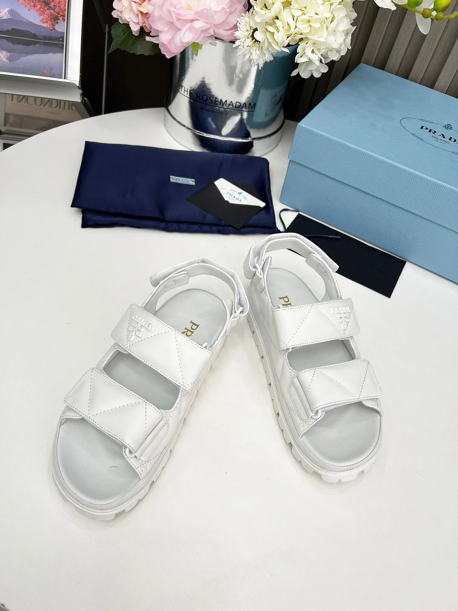 P480👟👟 PRADA Prada spring and summer catwalk new sandal series classic thick-soled sandals made of mixed sheepskin surface lambskin lining original hardware 1:1 development soft and delicate foot feel extremely comfortable versatile style original foam outsole 💝💝💝 easy to control 5 colors available (35-41)
